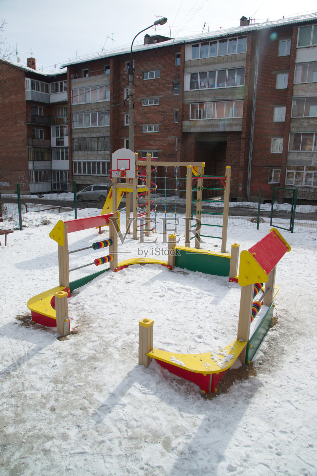 俄罗斯伊尔库茨克州冬季被厚厚的雪覆盖的游乐场。照片摄影图片