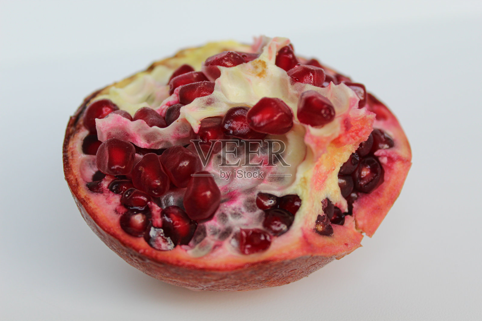 石榴果实内部，鲜红的种子，孤立在白色背景上照片摄影图片