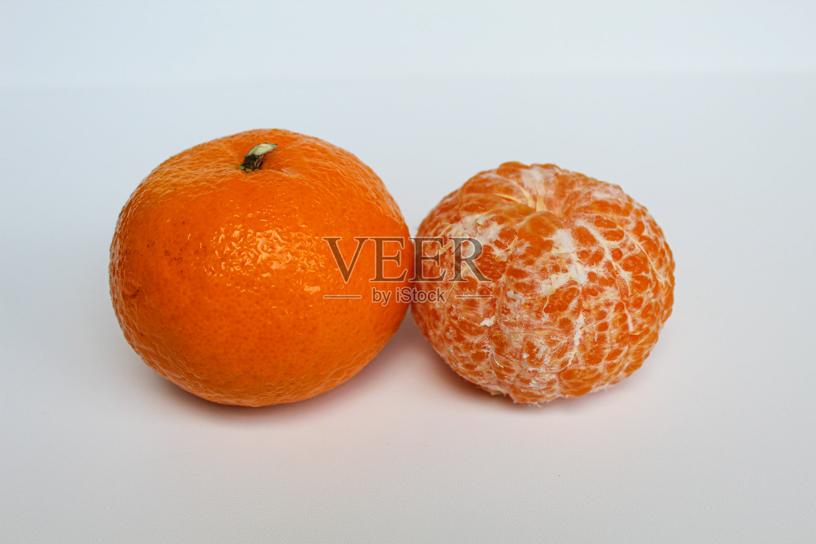 橙子去皮前后的对比，孤立在白色背景上照片摄影图片