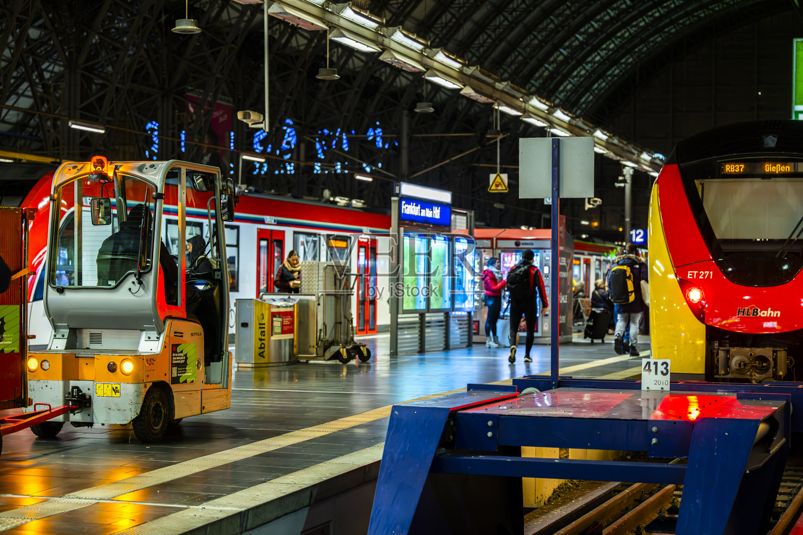 法兰克福中央车站月台上的一列火车。照片摄影图片
