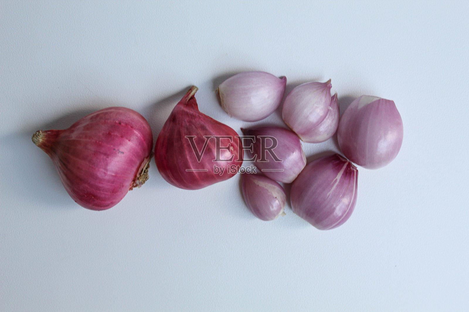 红洋葱或青葱，剥皮前后，孤立在白色背景上照片摄影图片