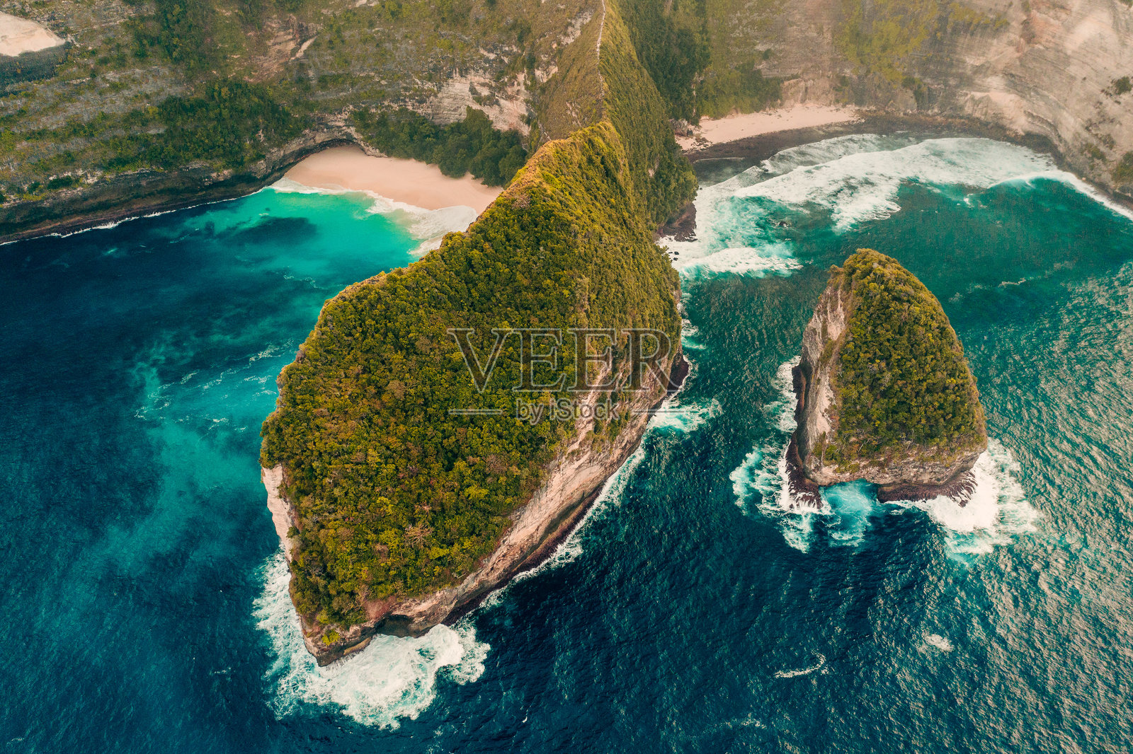 努萨佩尼达岛上凯灵金海滩的壮丽景色，展示了碧蓝的海水和被悬崖环绕的白色沙滩小湾。照片摄影图片