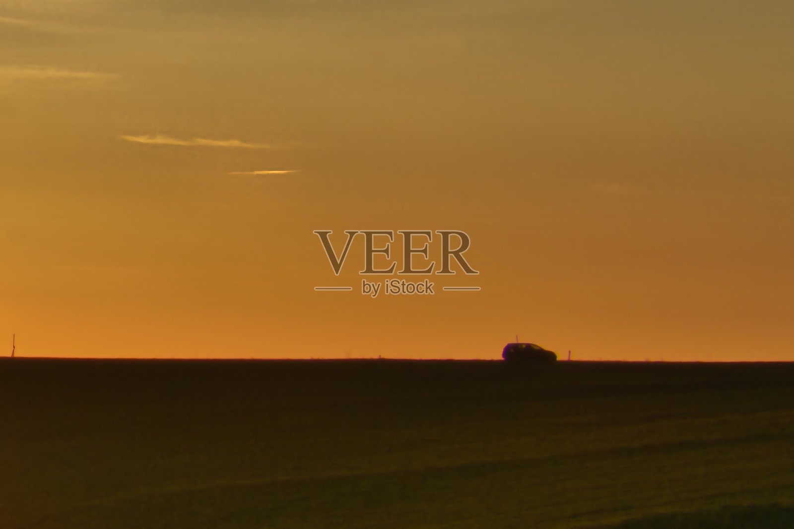 汽车在橙色日落下行驶照片摄影图片