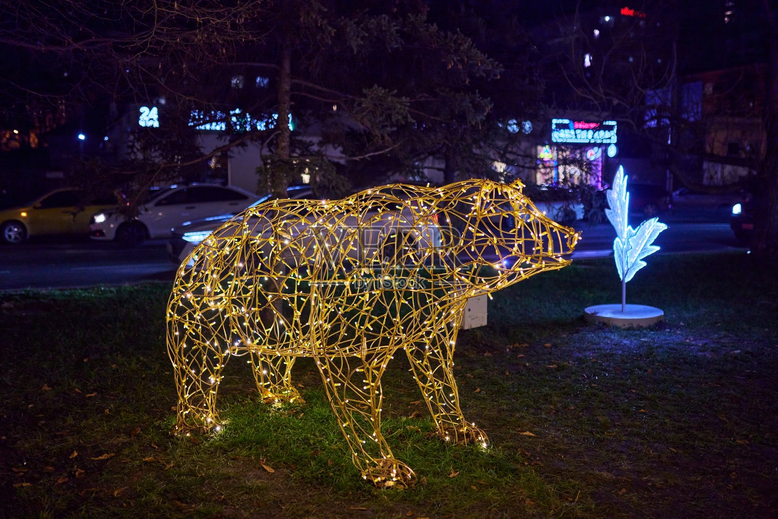克拉斯诺达尔市的新年和圣诞节装饰。城市的中央街道和沿街行走的人们。照片摄影图片