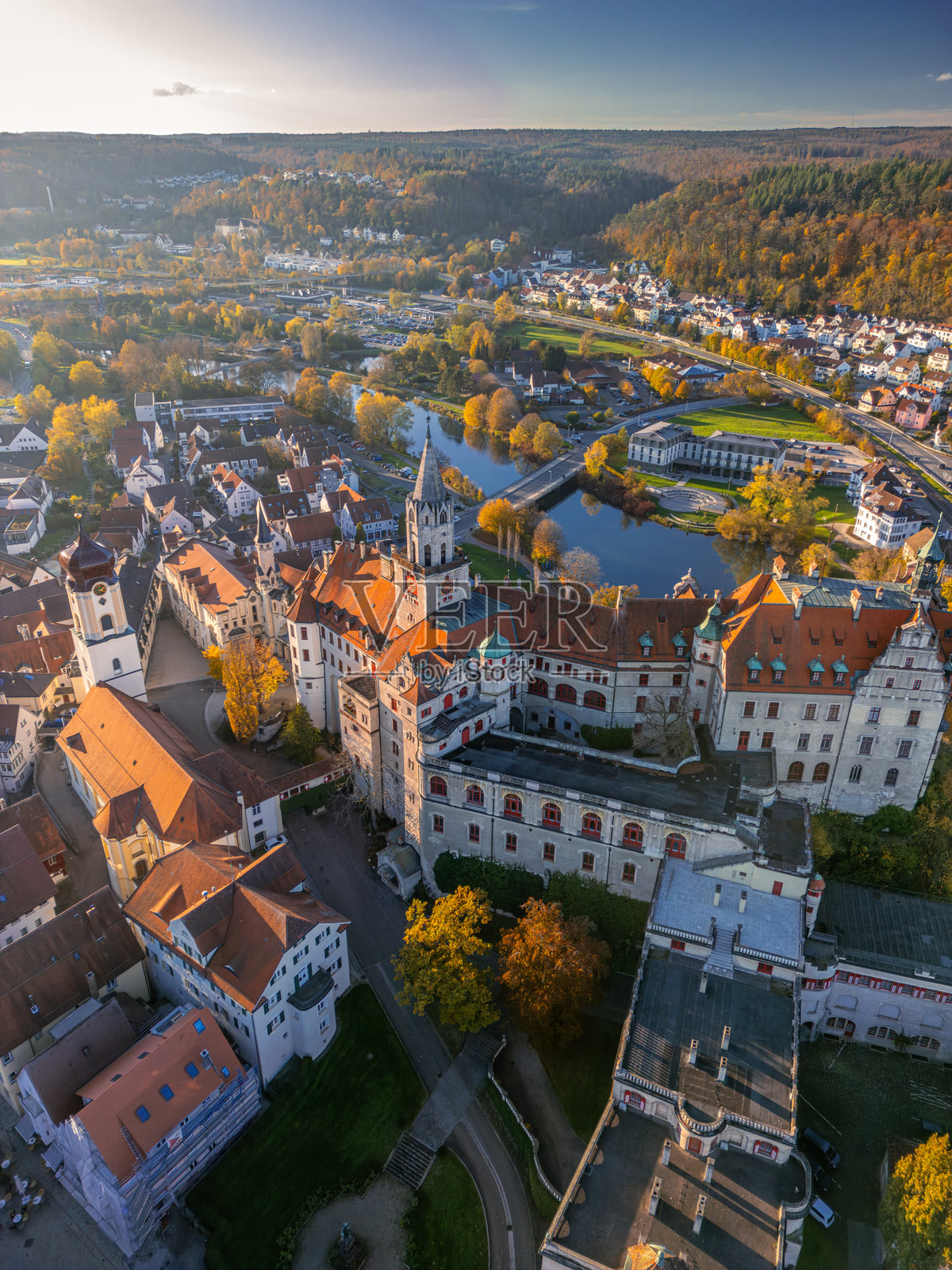 西格马林根城堡的无人机航拍视图。照片摄影图片