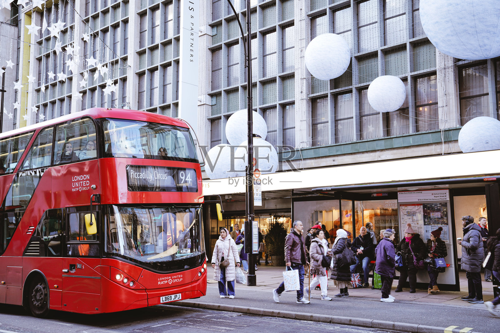 牛津街上的约翰·刘易斯大楼，伦敦中心，英国，圣诞装饰，节日时光照片摄影图片