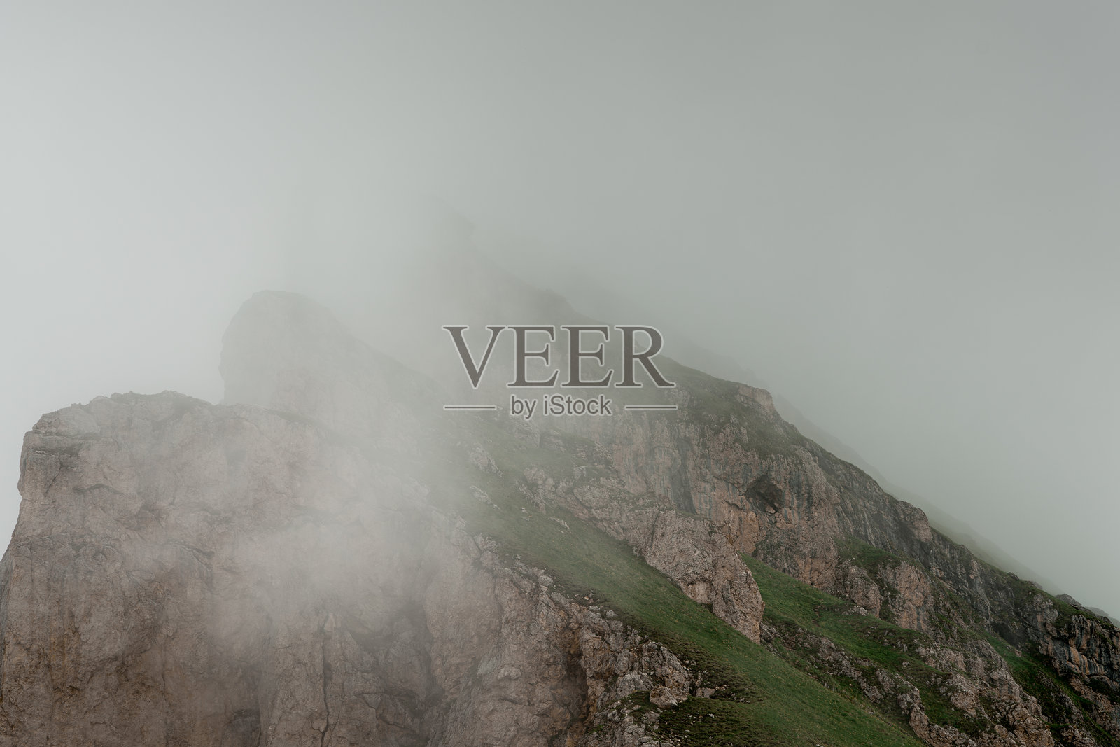 雾气弥漫和多云天气下的山地风景。照片摄影图片