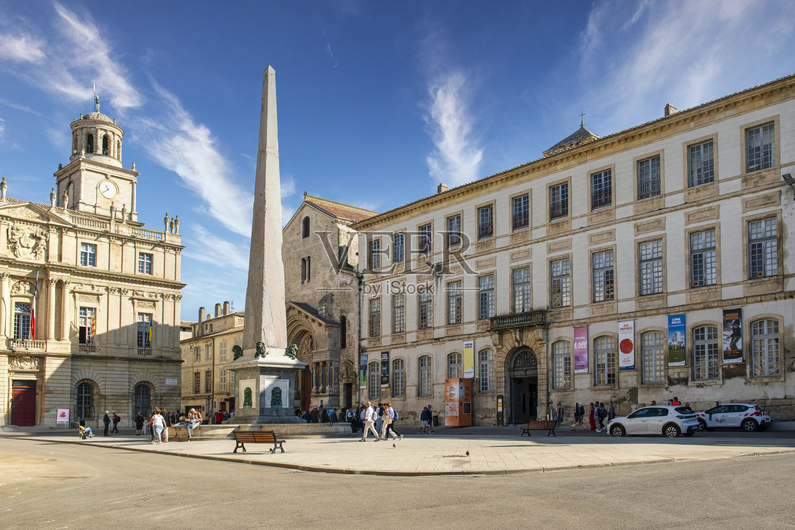 阿尔勒的共和国广场，位于法国南部普罗旺斯地区的罗纳河畔。照片摄影图片