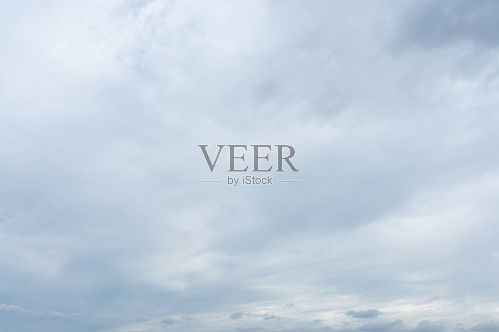 阴云密布的天空，蓝色自然背景照片摄影图片