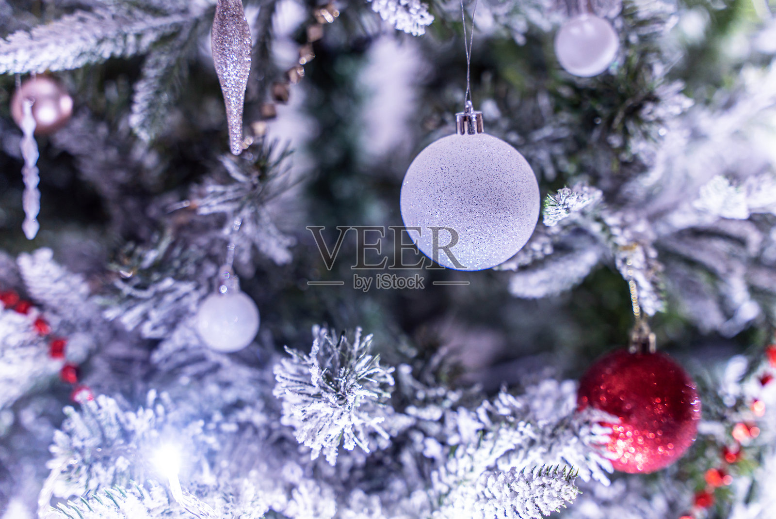 圣诞卡：装饰精美的圣诞树特写照片摄影图片