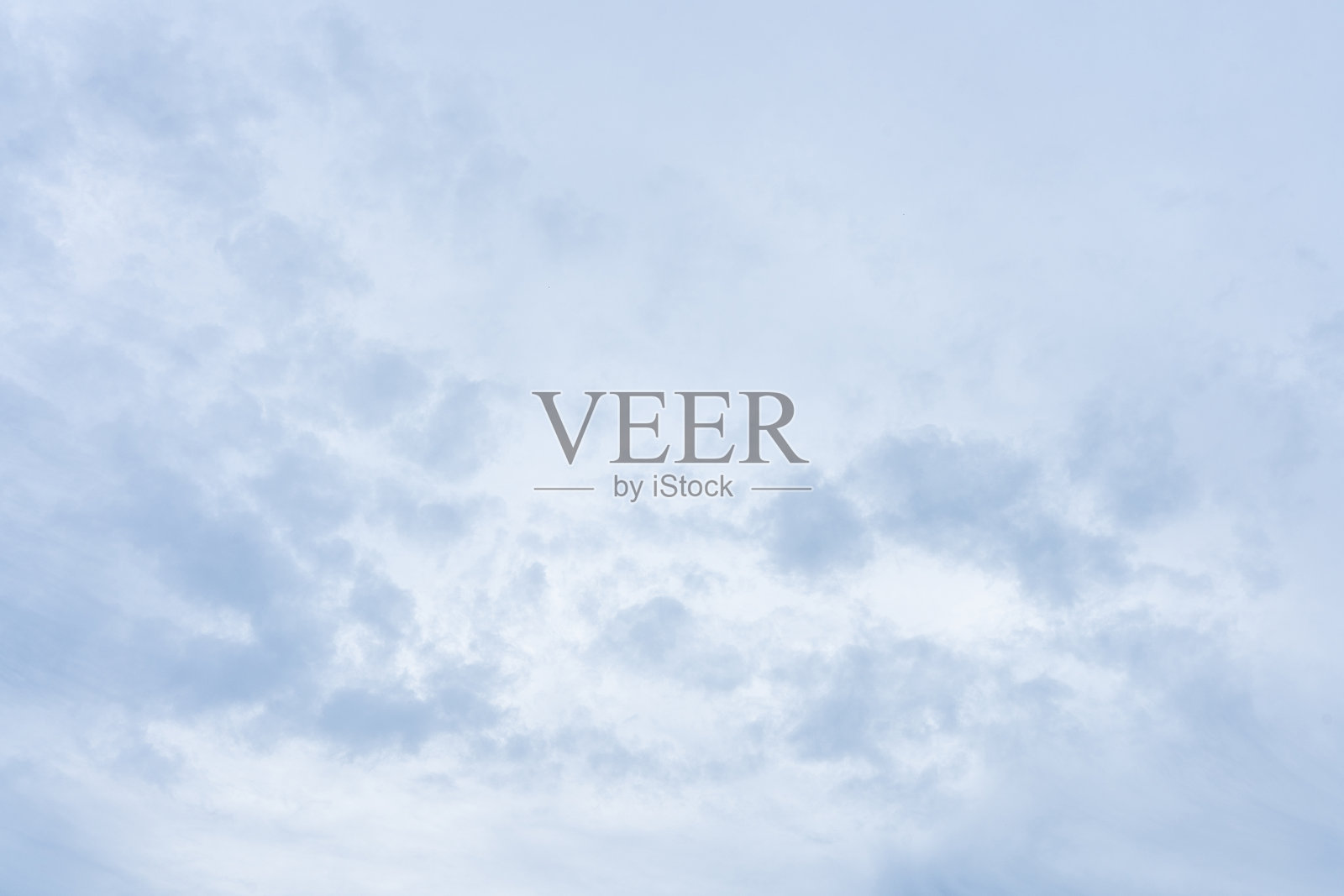 柔和的蓝天与蓬松的白云，自然背景，天气气候，白天的宁静与和平照片摄影图片