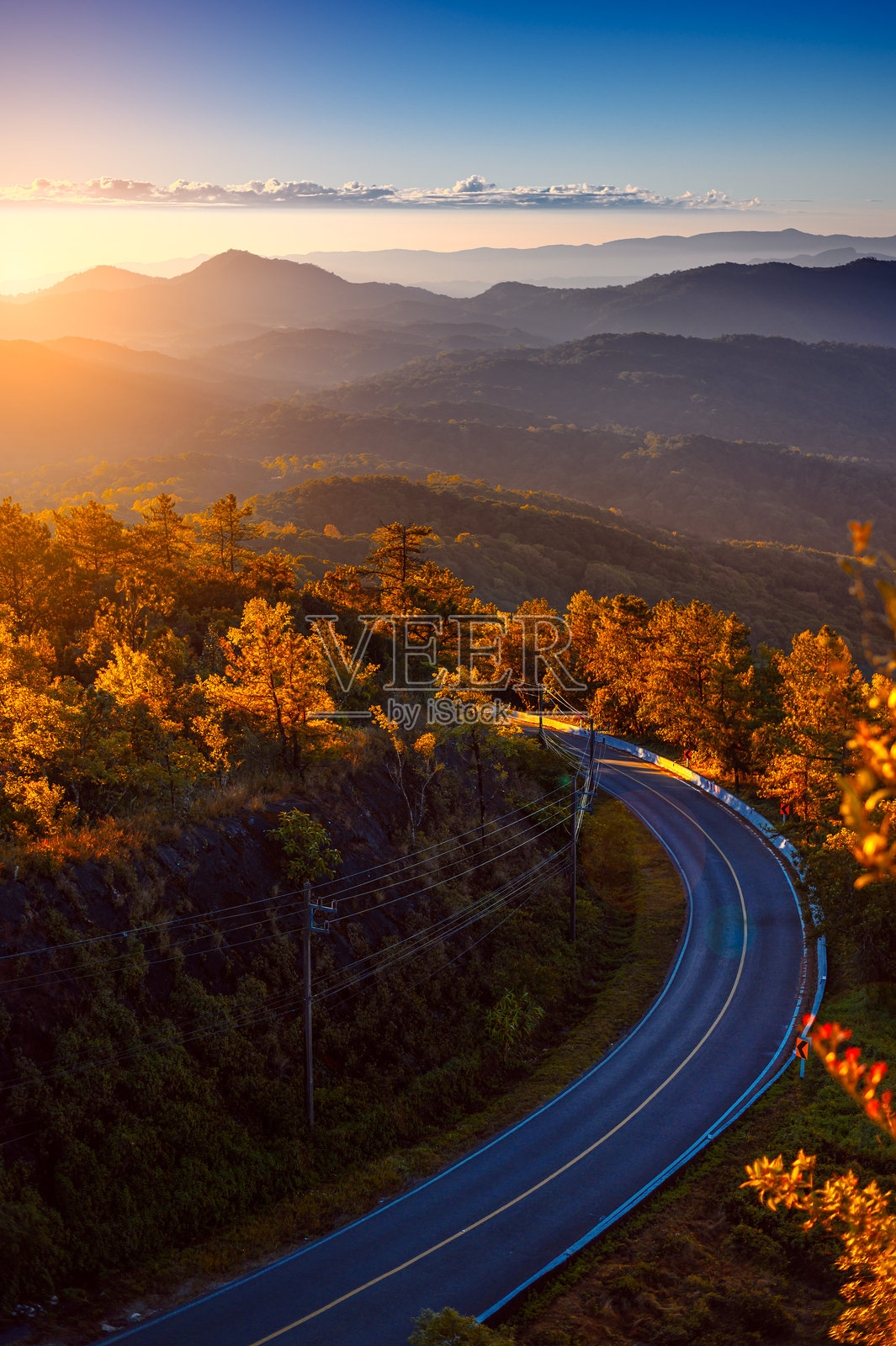 国家公园山脉秋季黎明时分的观景点风景，弯曲的沥青道路照片摄影图片