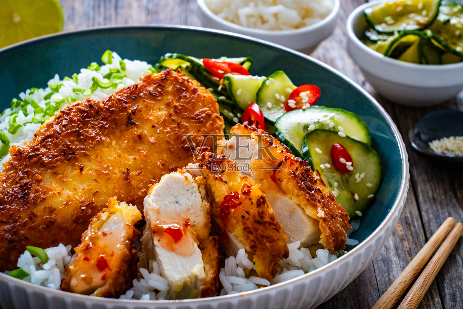 炸鸡排 - 脆皮日本鸡排配白米饭和黄瓜，摆放在木桌上照片摄影图片