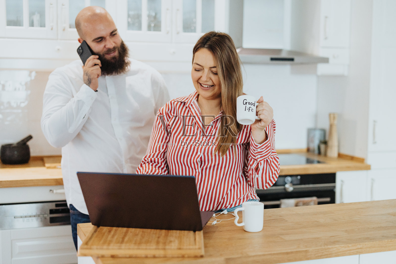 家中忙碌的早晨照片摄影图片