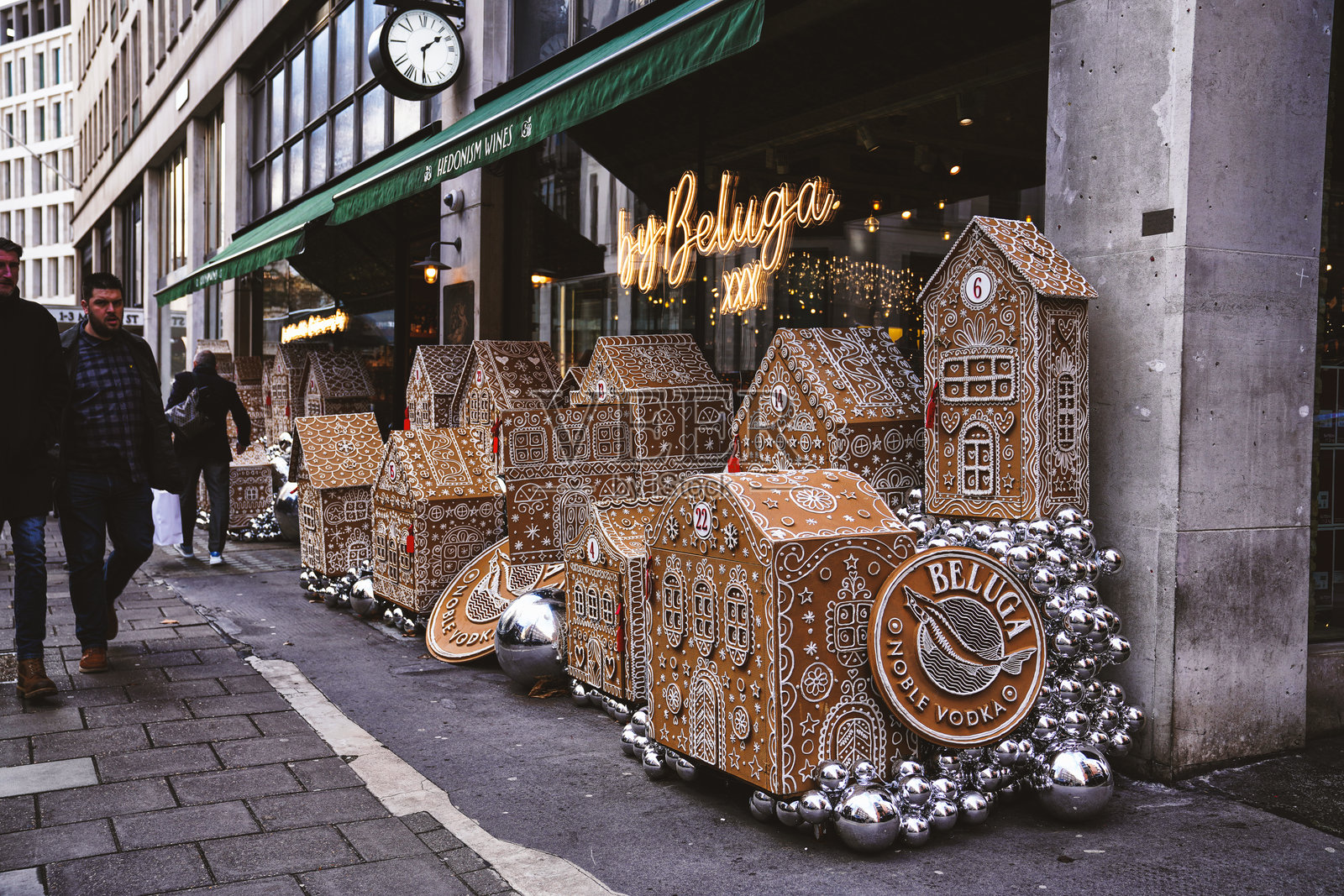 梅费尔中央伦敦的商店出售姜饼屋圣诞装饰节日饰品照片摄影图片