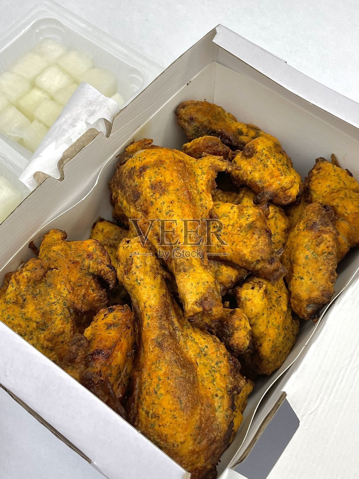 酥脆的韩国炸鸡，完美地裹上甜辣酱。非常适合食品摄影和菜单，展现这道受欢迎菜肴的不可抗拒的脆感和风味。照片摄影图片