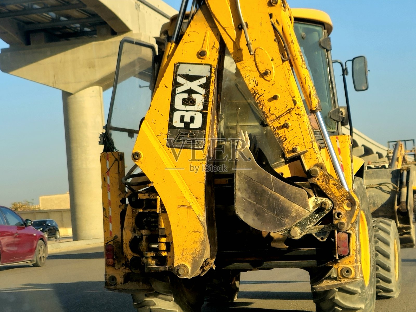 一辆重型轮式卡车在开罗单轨铁路施工现场附近的街道上。照片摄影图片