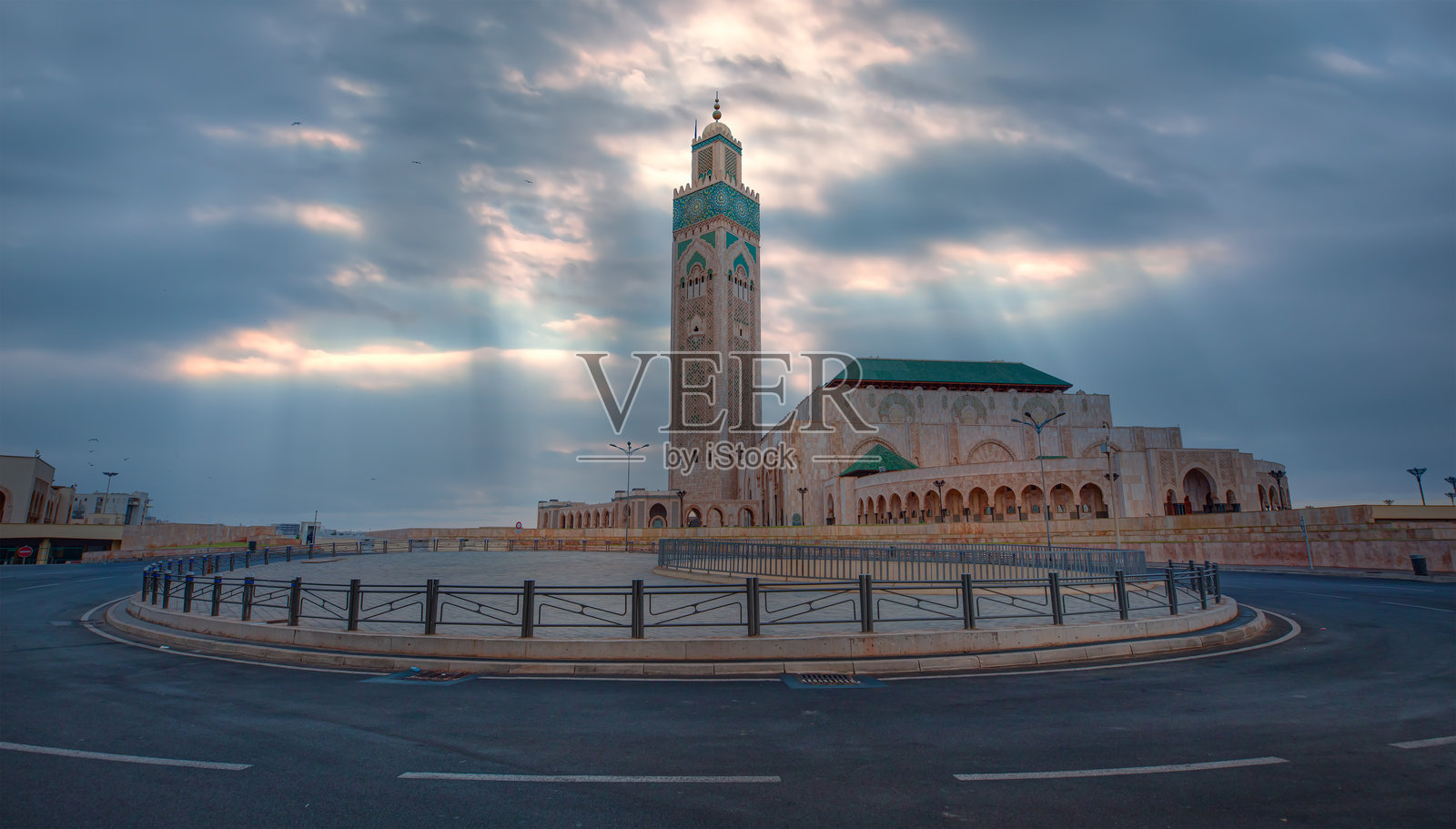 摩洛哥卡萨布兰卡的哈桑二世大清真寺黄昏时分照片摄影图片