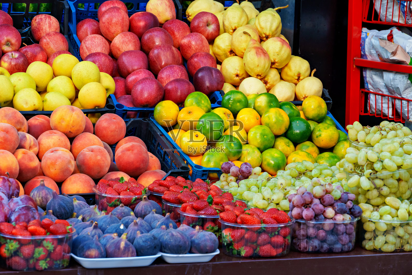 街道上商店的柜台，摆满新鲜水果照片摄影图片