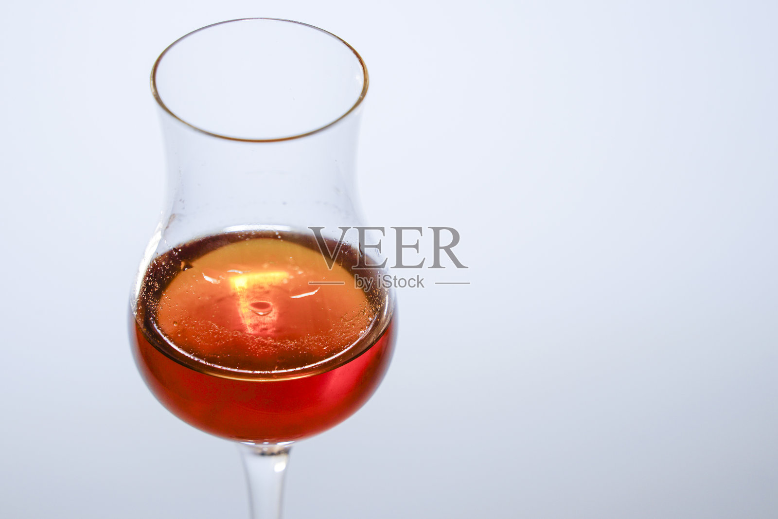 没有人的利口酒杯概念照片，带有文本空间照片摄影图片