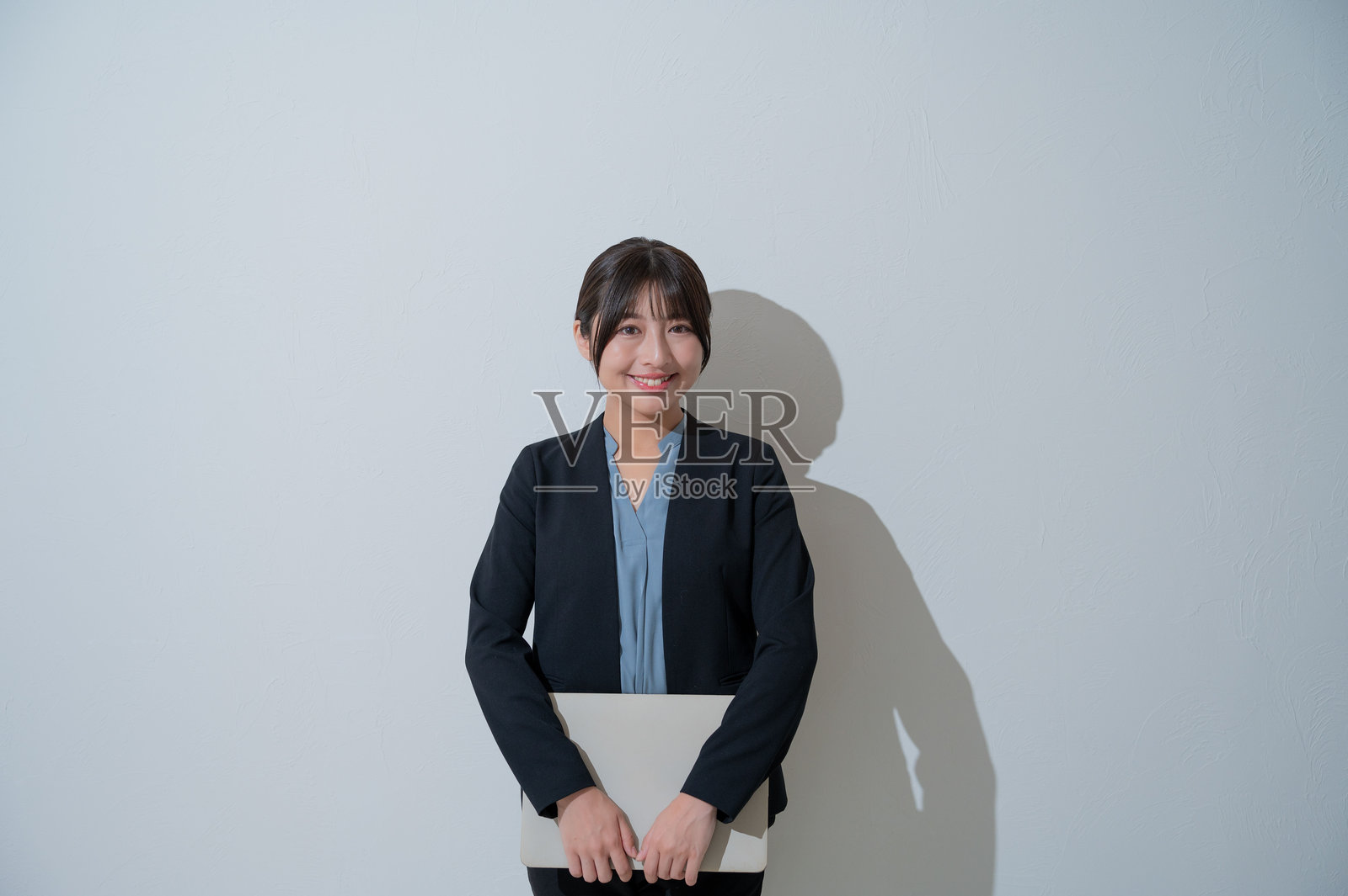 一位微笑着使用电脑的女性照片摄影图片