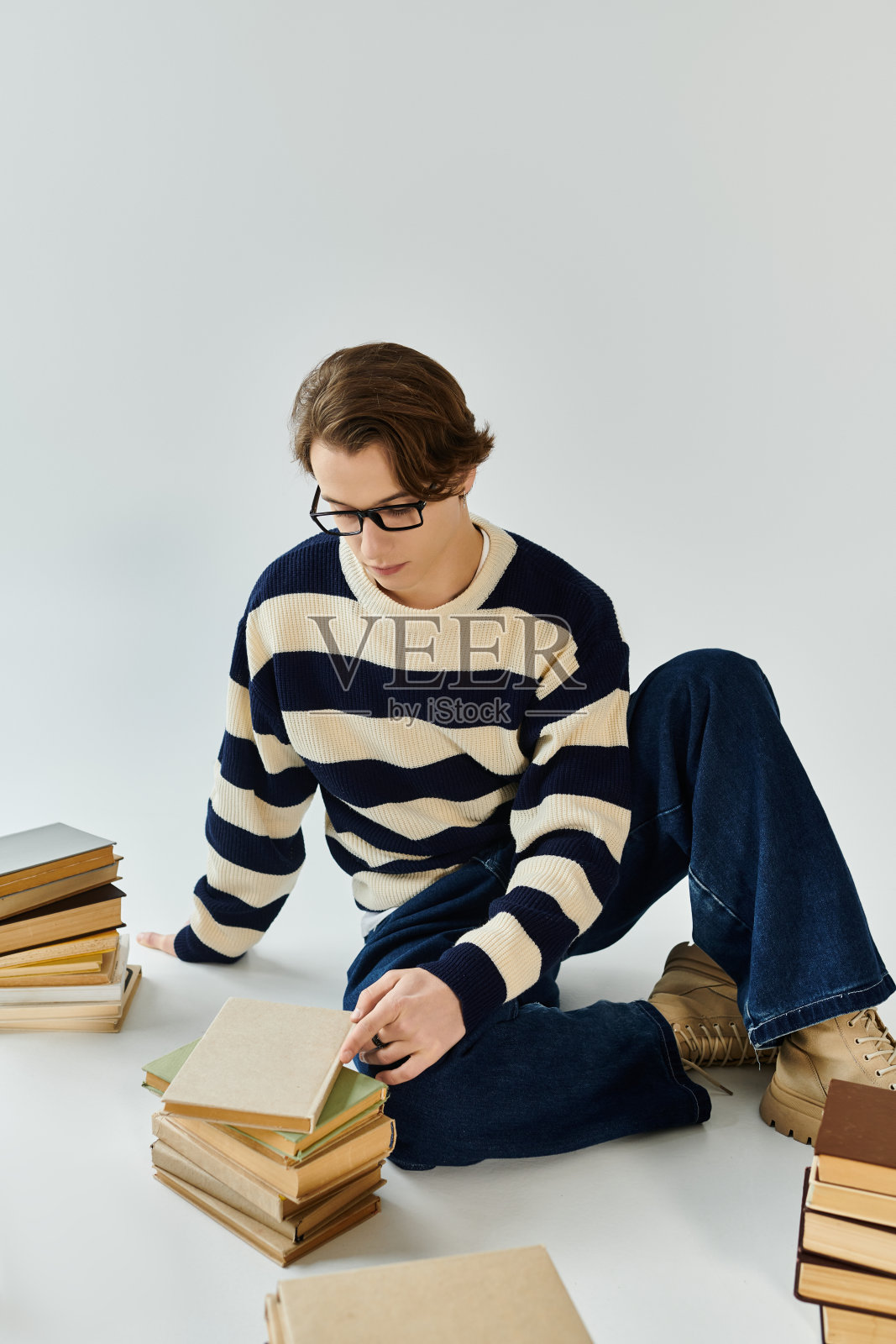 时尚年轻人在创意工作室环境中学习，正值大学时期照片摄影图片