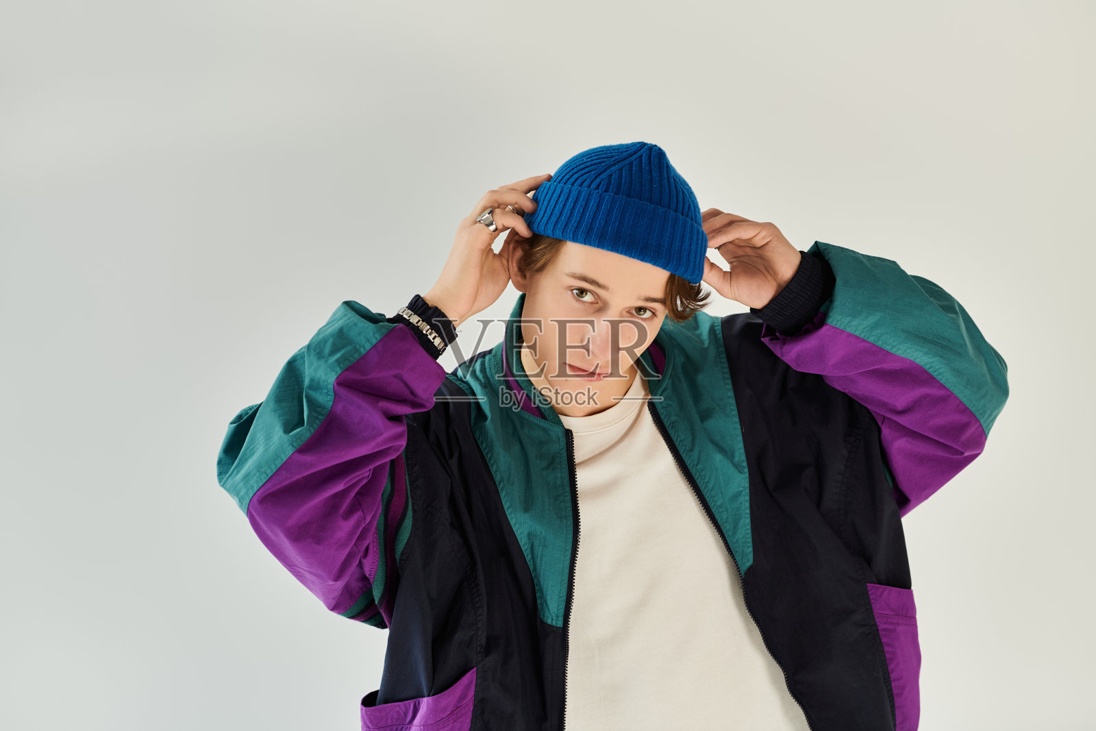 时尚年轻男士在现代工作室环境中展示大学时尚潮流照片摄影图片