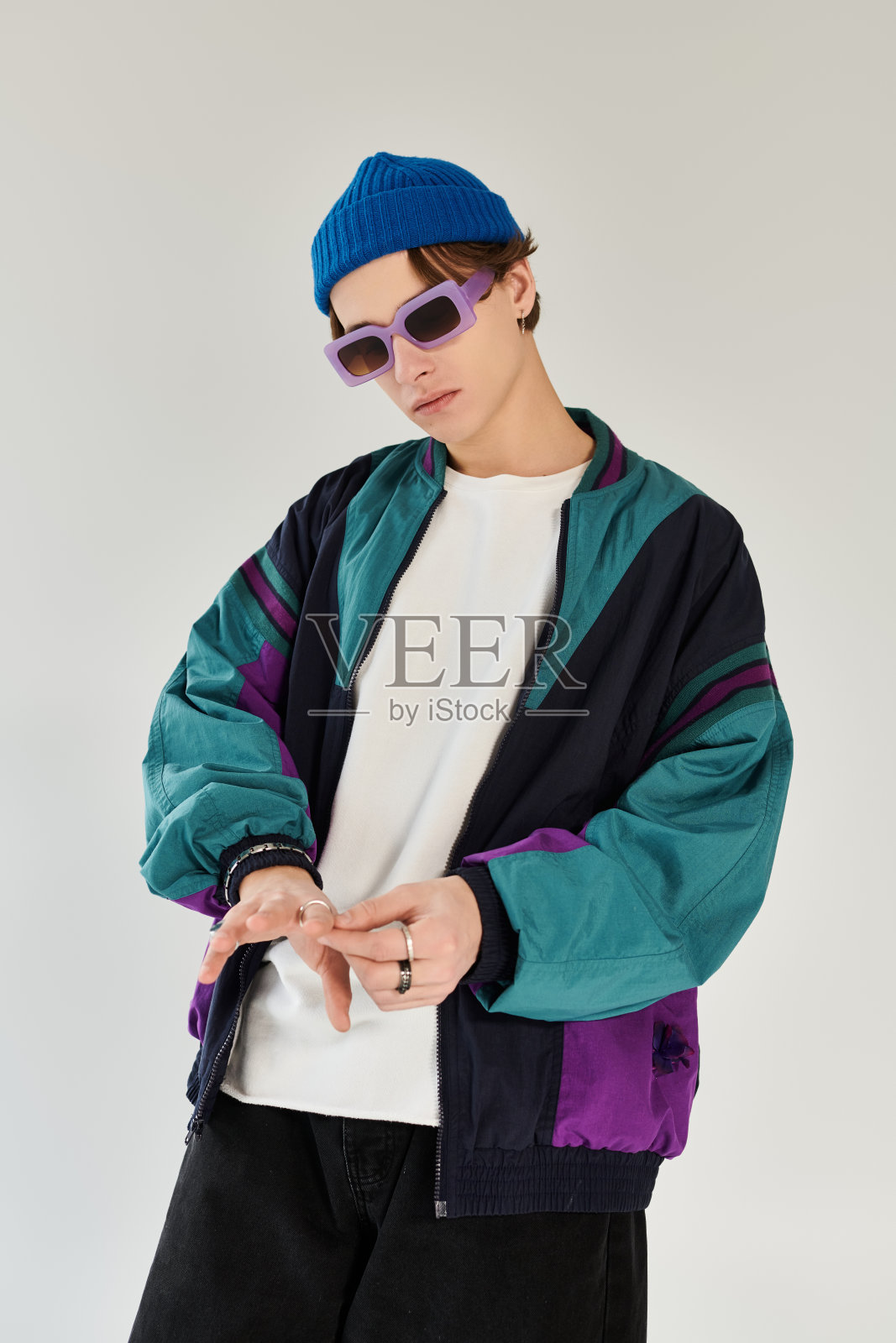 时尚年轻男士在时尚工作室环境中展示现代青年时尚照片摄影图片