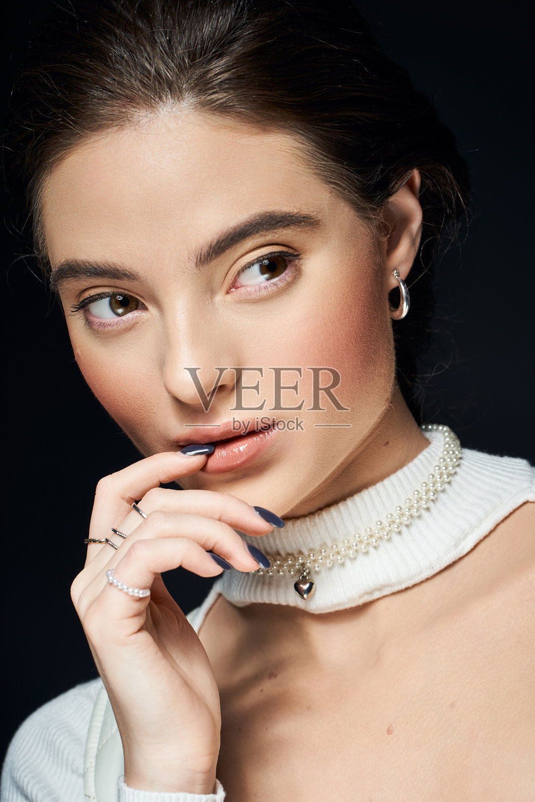 迷人的年轻女性肖像，优雅风格，拍摄于工作室环境中照片摄影图片