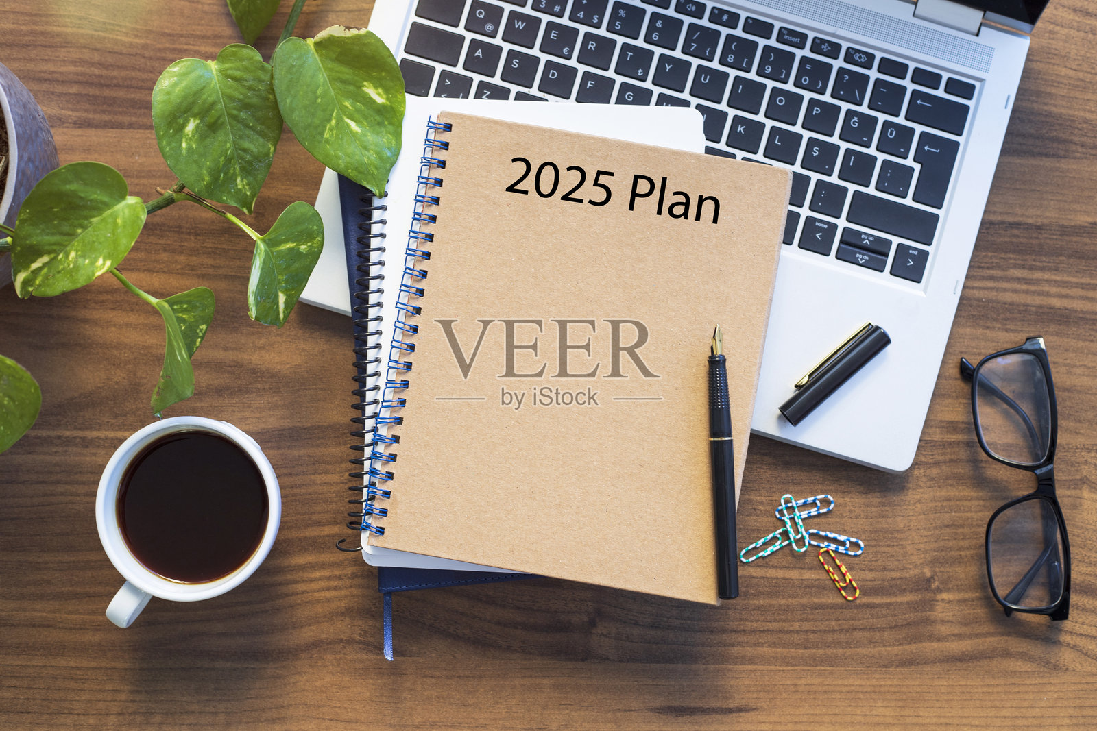 写有2025年目标的笔记本，用于制定新年决心和计划。照片摄影图片