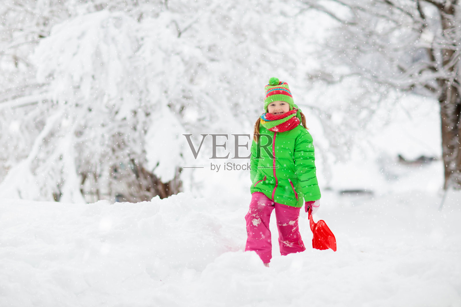 女孩在雪橇上滑行。孩子们在滑雪橇。小孩在雪橇上。照片摄影图片