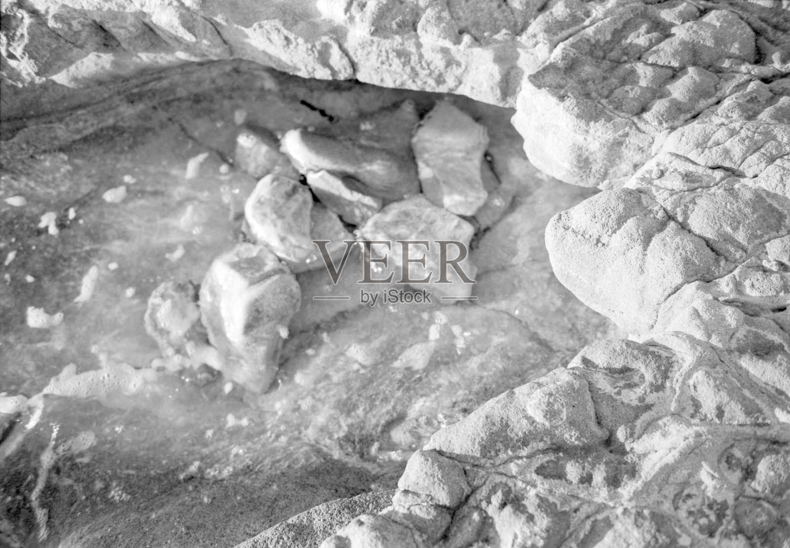 希俄斯岛的岩石海滩，采用黑白胶卷拍摄照片摄影图片