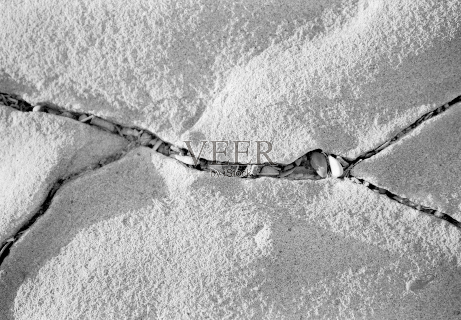 希俄斯岛的岩石海滩，采用黑白胶卷拍摄照片摄影图片