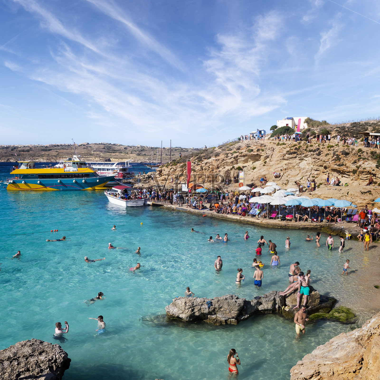 在马耳他地中海的蓝色泻湖度假。照片摄影图片