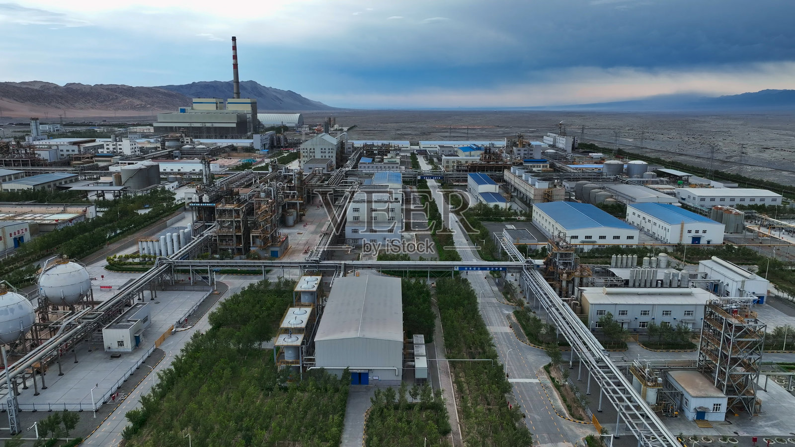 中国新疆吐鲁番市托克逊县阿勒辉镇煤化工工业区照片摄影图片