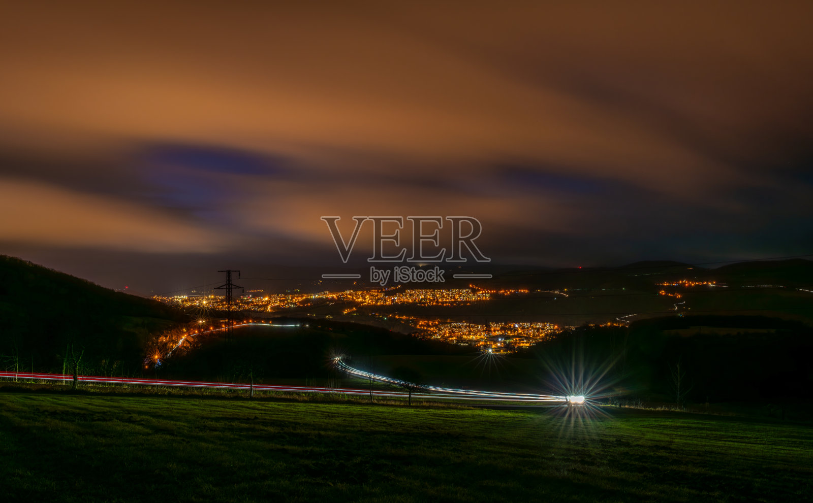 捷蒂采村上空的秋季多云日落，靠近乌斯季纳德拉贝，捷克，2024年11月29日照片摄影图片