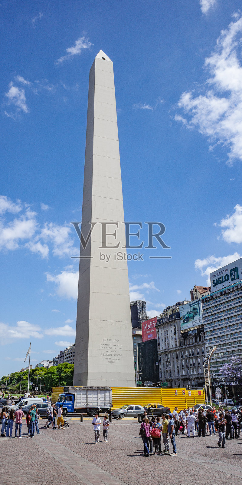 春天的布宜诺斯艾利斯方尖碑和9月7日大道景观照片摄影图片