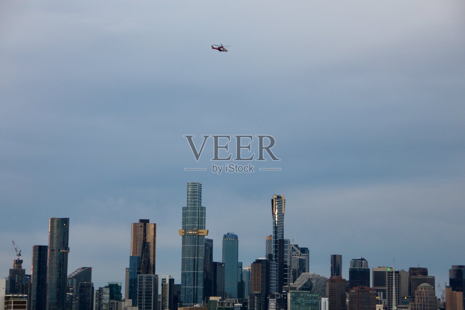 墨尔本上空的空中救护直升机照片摄影图片