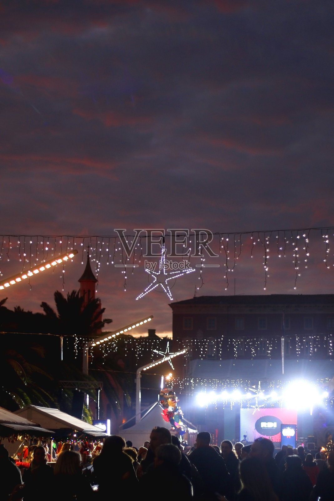 克罗地亚斯普利特的节日夜晚照片摄影图片