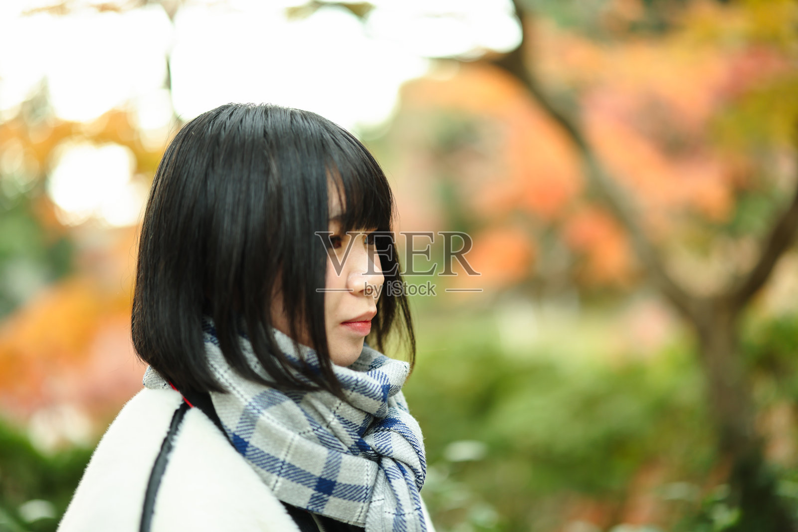 美丽的女性享受秋天的树叶照片摄影图片