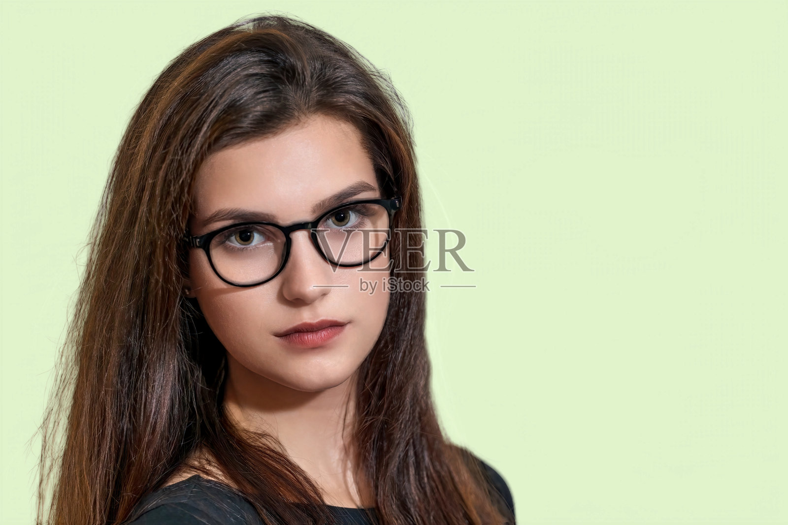 长发棕发女孩的肖像照片摄影图片