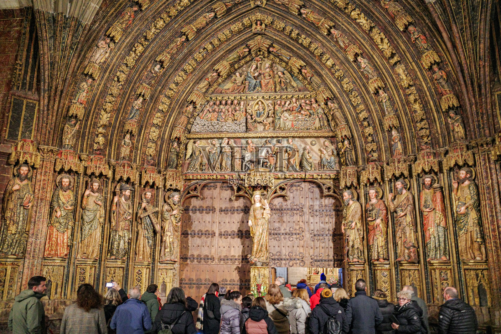 拉古阿尔迪亚，阿拉瓦的圣玛丽亚·德·洛斯·雷耶斯天主教堂的门廊入口照片摄影图片