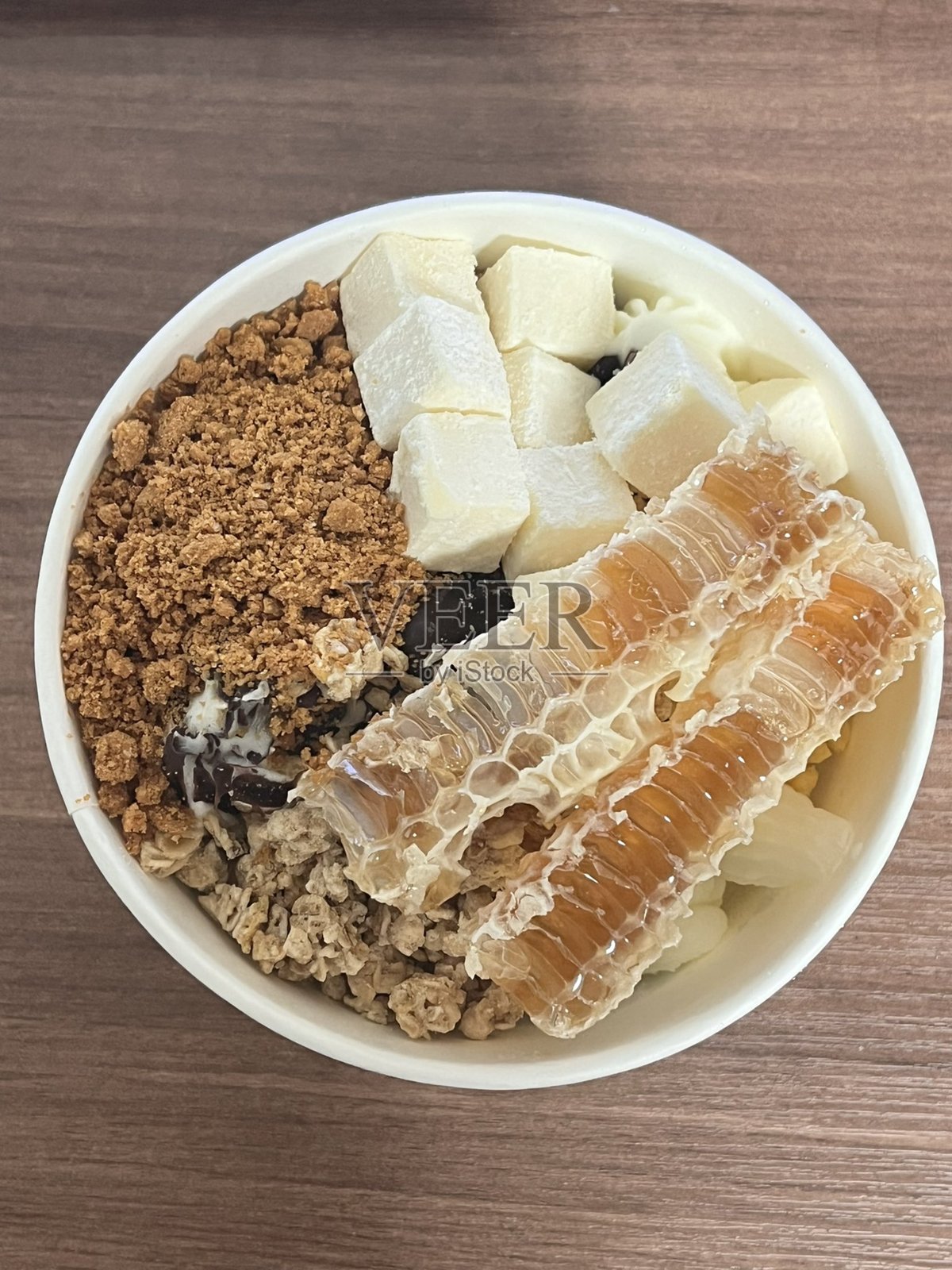 冷面是一种传统的韩国冷甜点，由甜水果和刨冰制成，提供清爽的享受，非常适合炎热的夏天。非常适合展示美味的韩国甜点。照片摄影图片