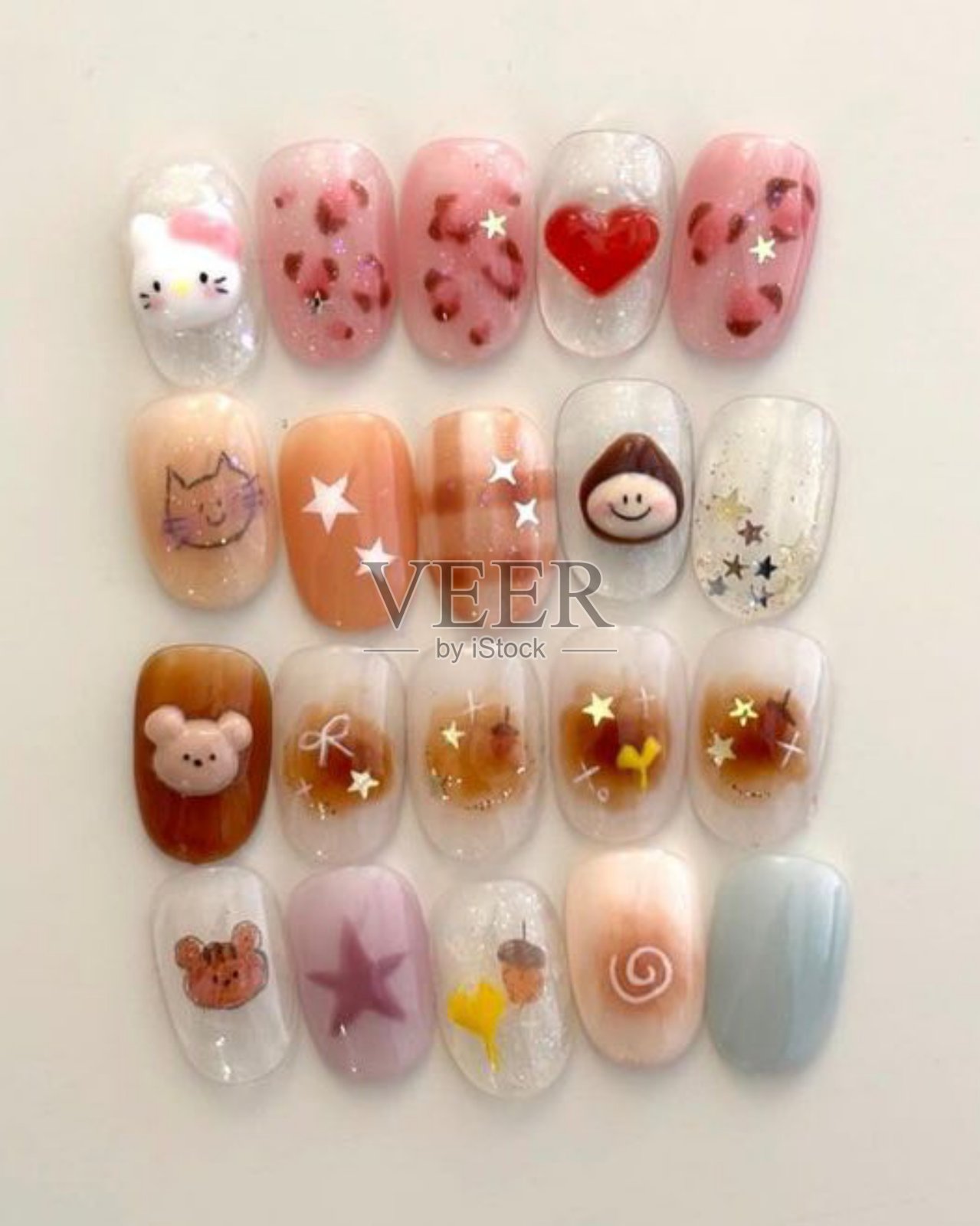 创意指甲艺术，展现复杂的设计、鲜艳的色彩和独特的图案。非常适合美容和时尚摄影，展示指甲设计的趋势和美甲技巧的艺术性。照片摄影图片