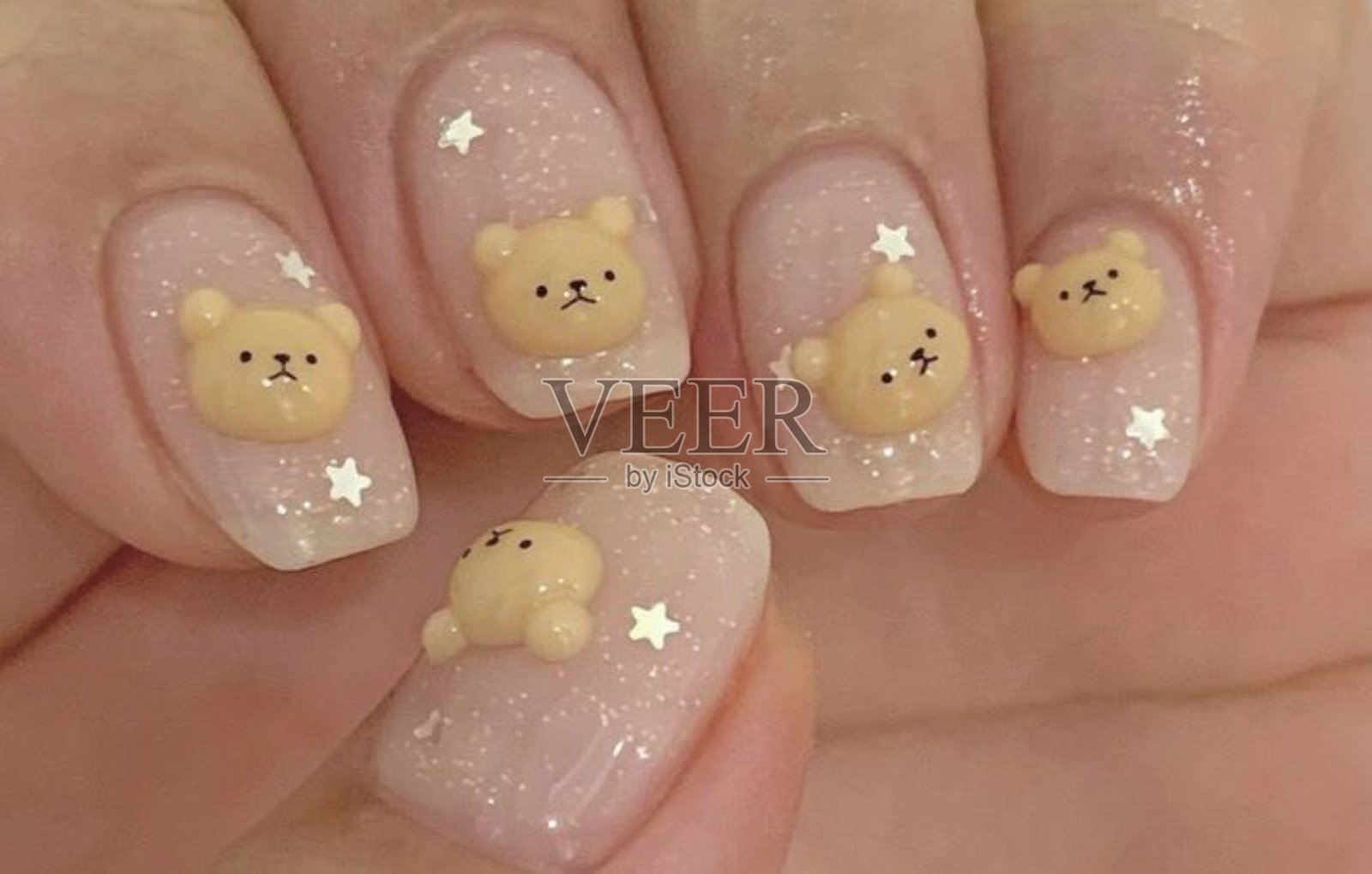 创意指甲艺术，展现复杂的设计、鲜艳的色彩和独特的图案。非常适合美容和时尚摄影，展示指甲设计的趋势和美甲技巧的艺术性。照片摄影图片