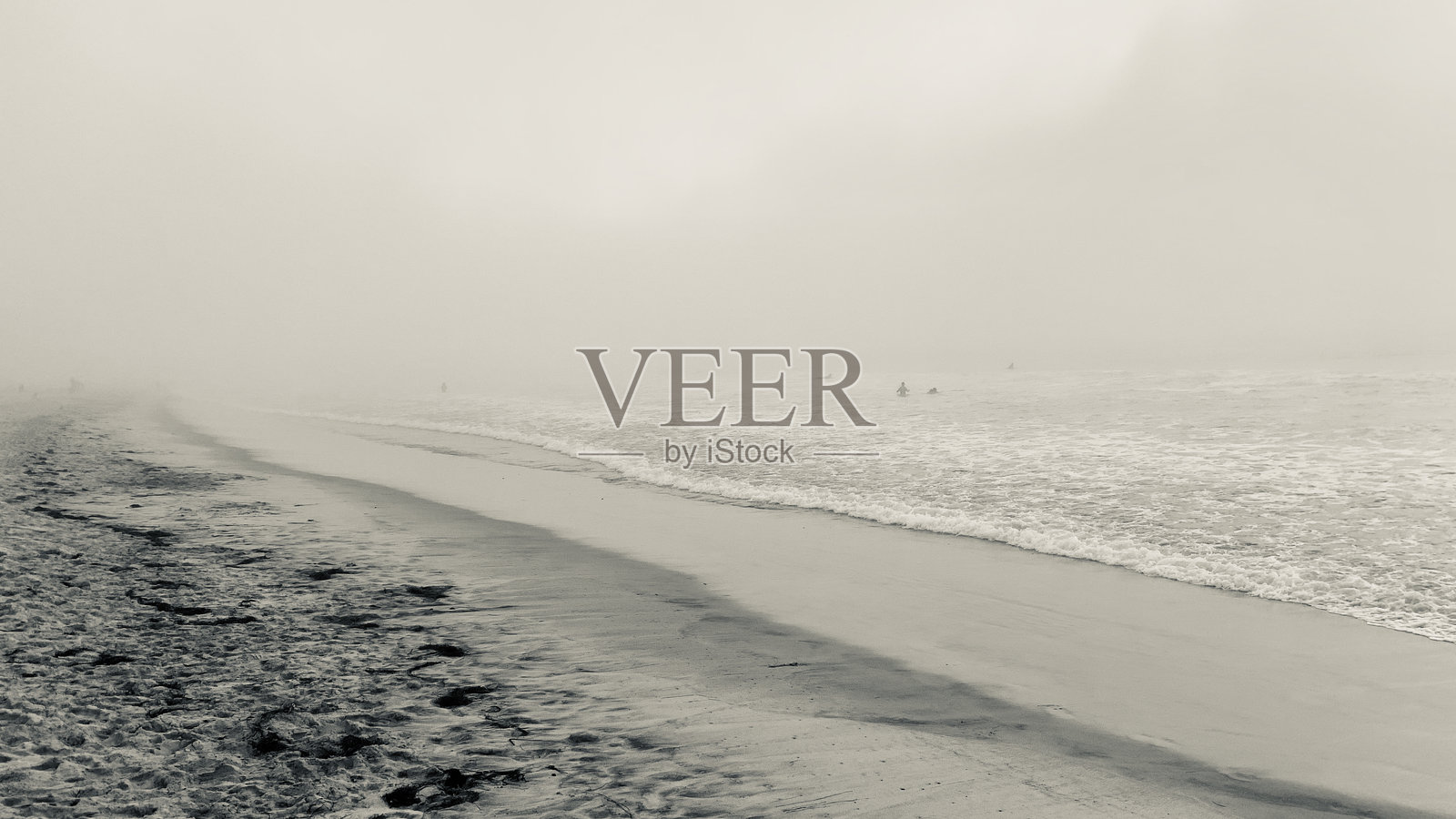 卡尔斯巴德海滩的雾霭傍晚照片摄影图片