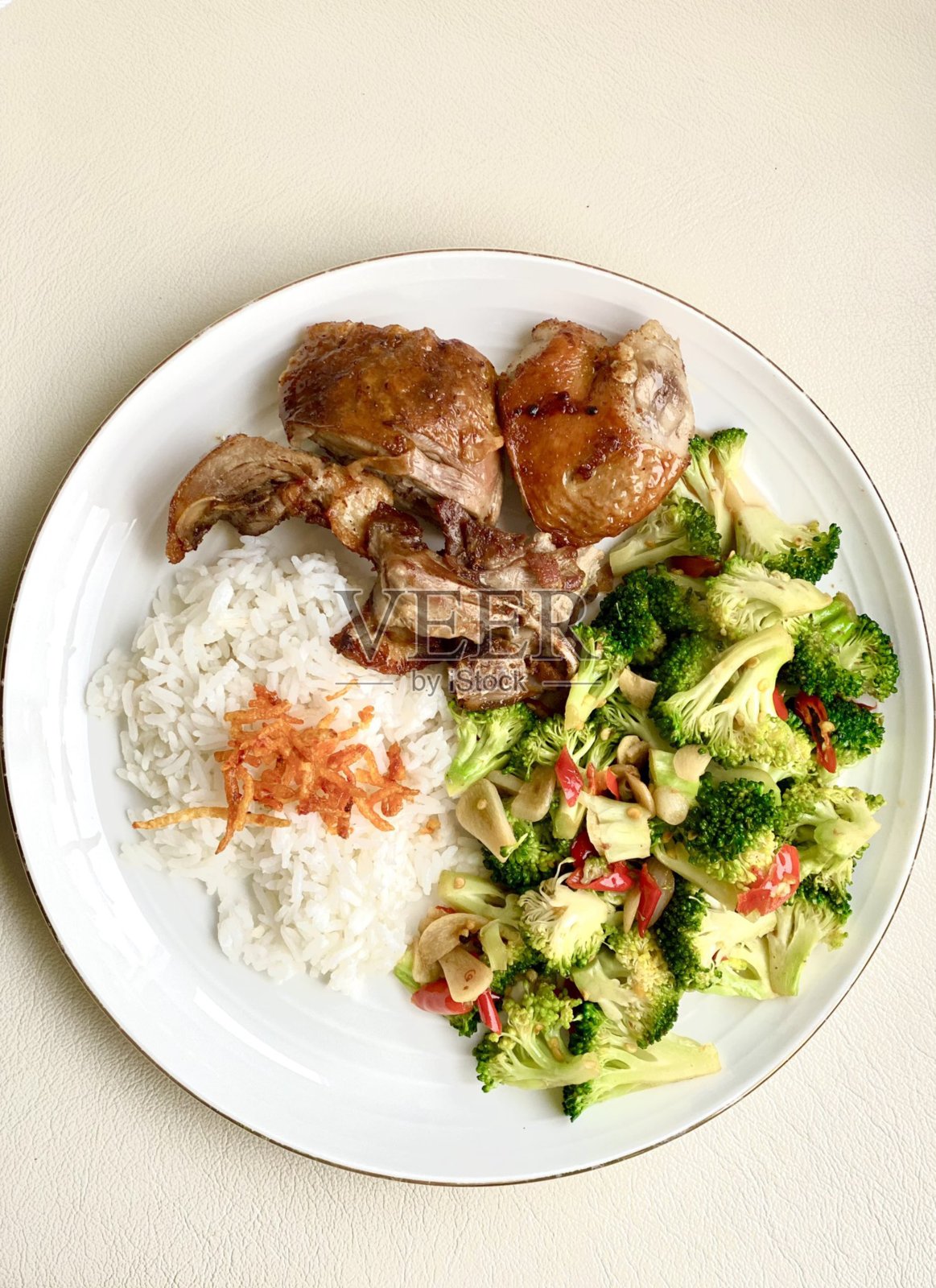 印尼经典菜肴纳西坎普尔，米饭配上多种美味配菜，如炸鸡、沙爹、蔬菜和天贝。这是一道色彩丰富、均衡的美食，庆祝印尼风味。照片摄影图片