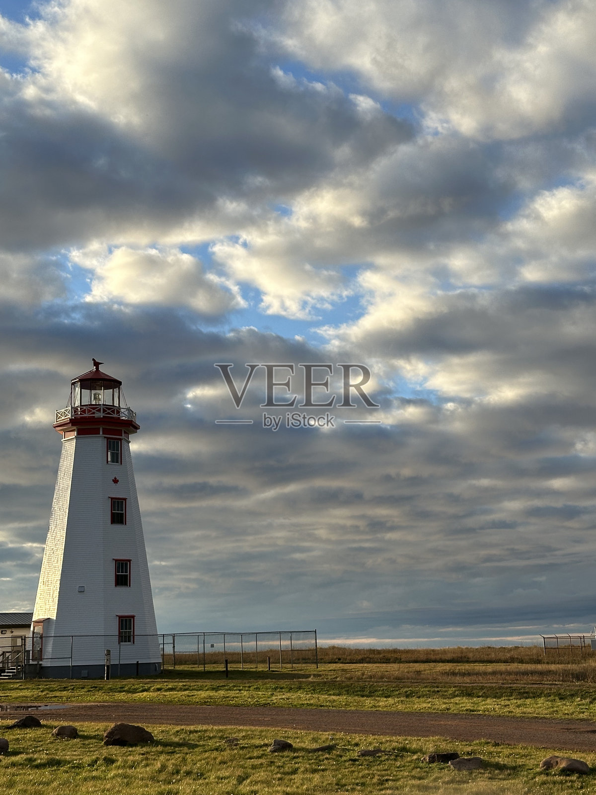 多云天空下的灯塔照片摄影图片