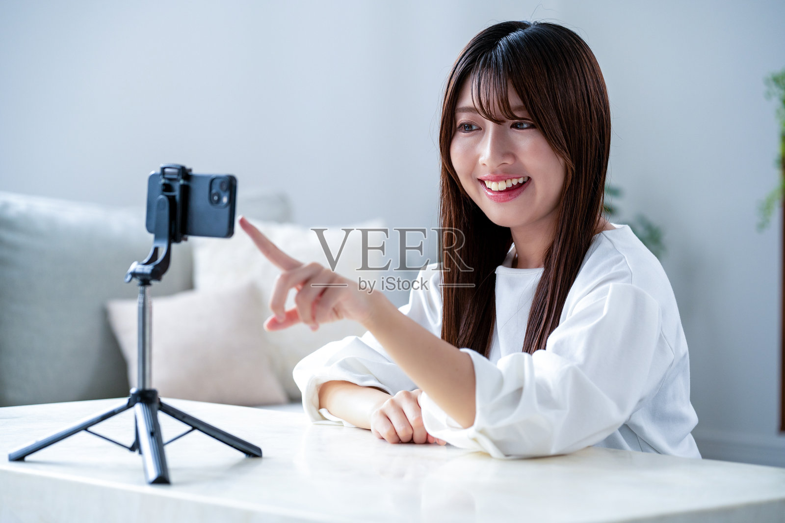 一位日本女性正在拍摄视频照片摄影图片