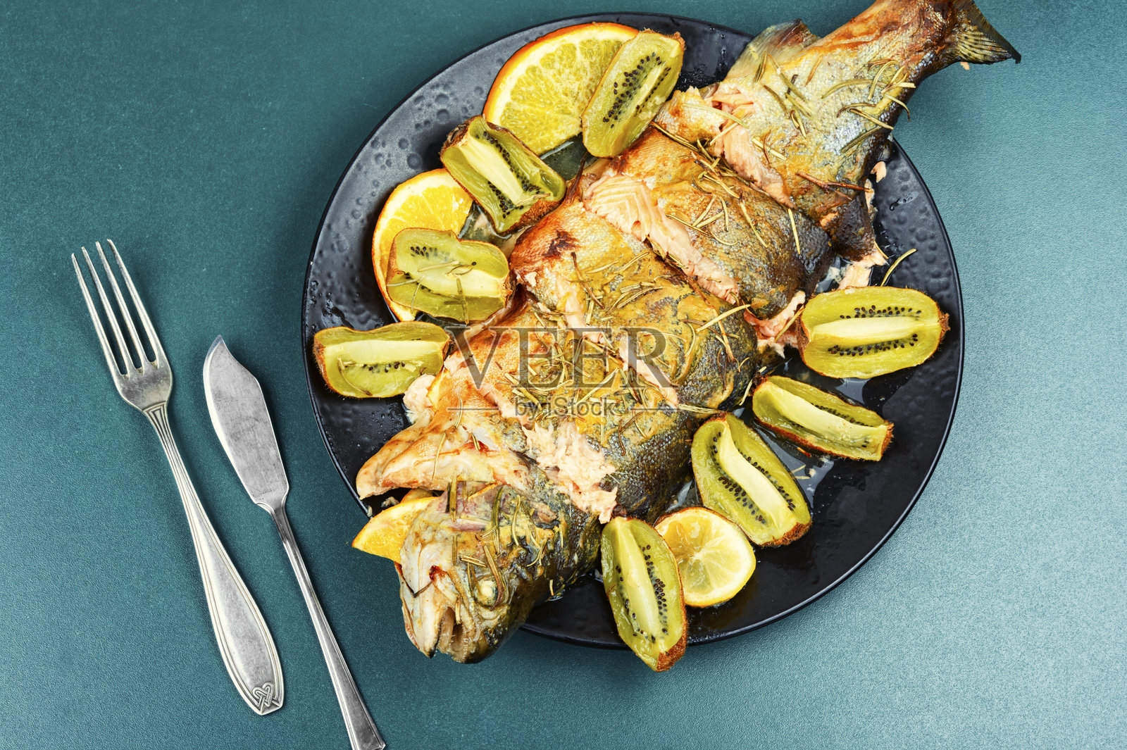 整条烤鳟鱼。照片摄影图片